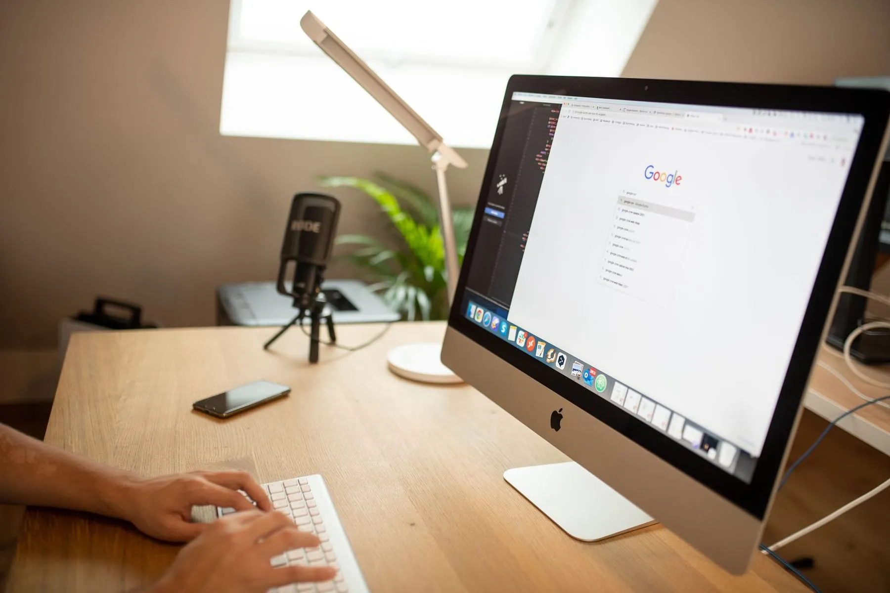 Computador de mesa com a busca do Google aberta em um escritório