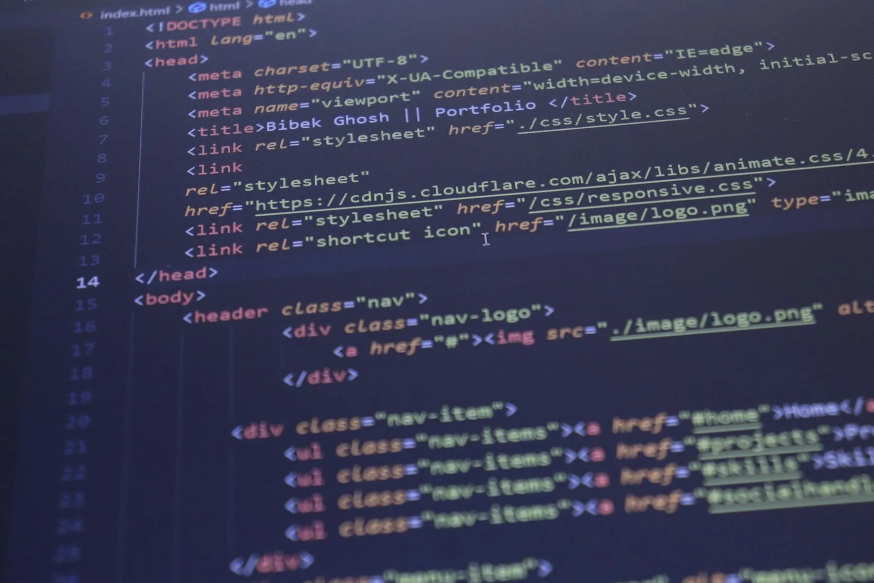 Código HTML e CSS colorido em um monitor