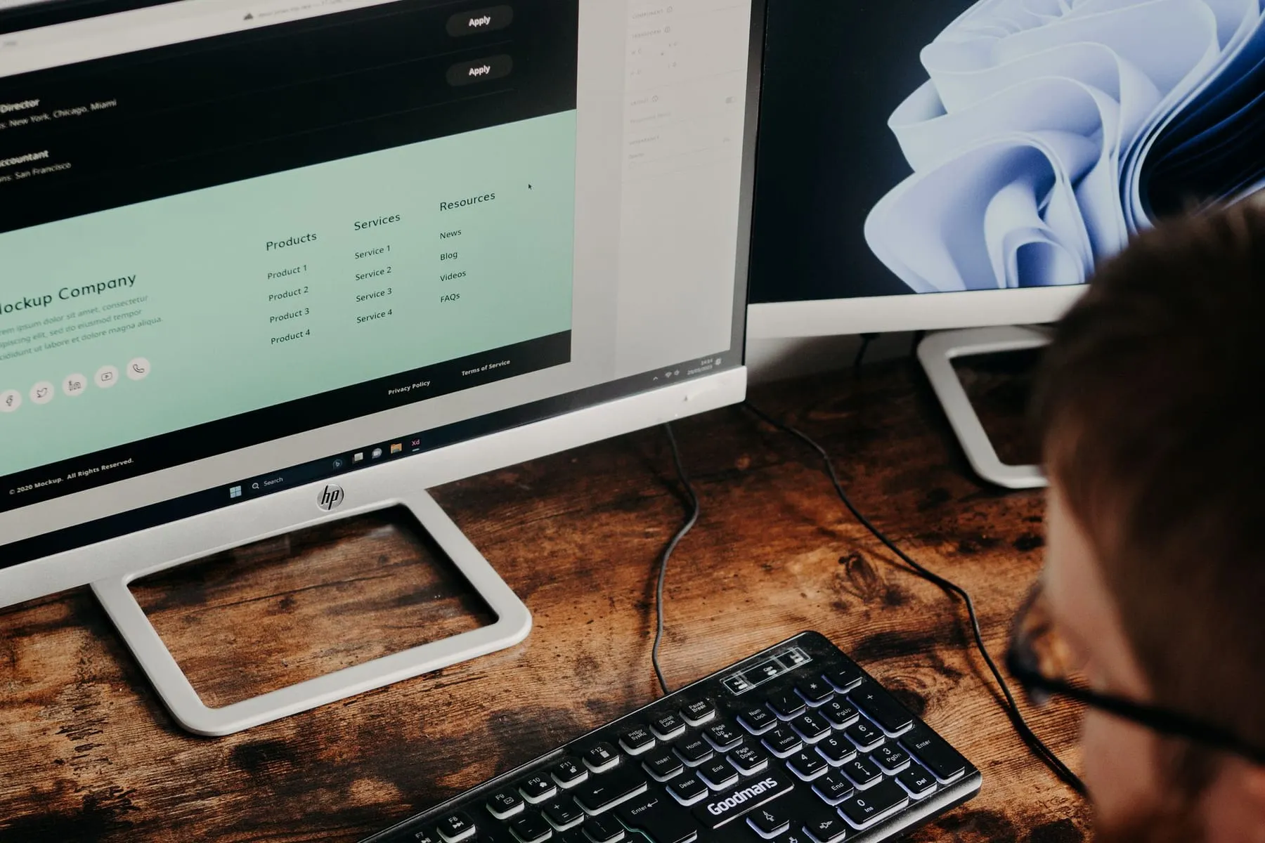 Profissional trabalhando em um site em dois monitores